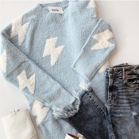 NWT Fuzzy Sweater Size Medium - Picture 1 of 7